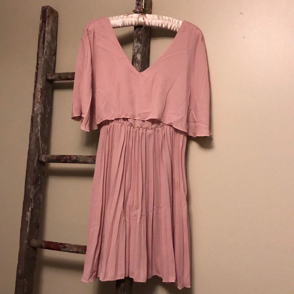 Pleated midi dress with sleeves